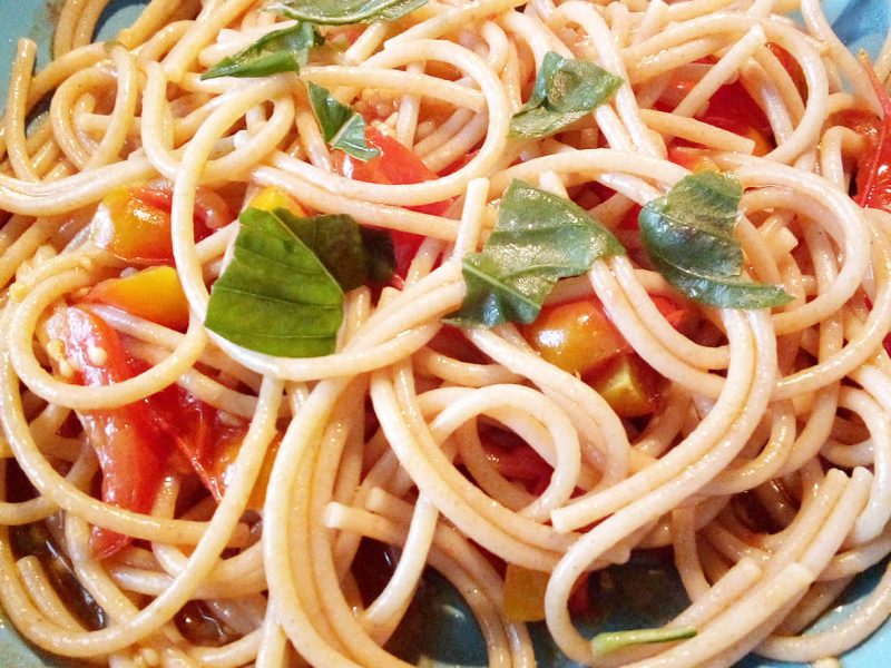 spaghetti e pomodorini saltati