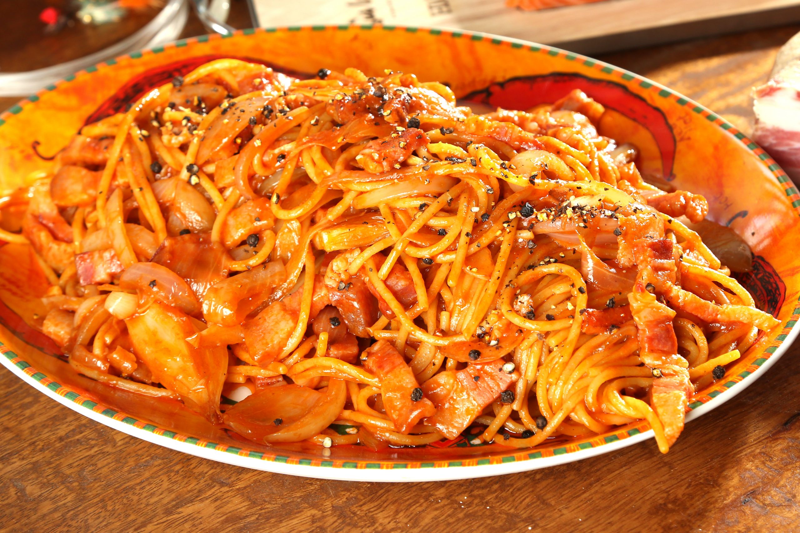Spaghetti al salmone con guanciale, una ricetta piena di gusto!