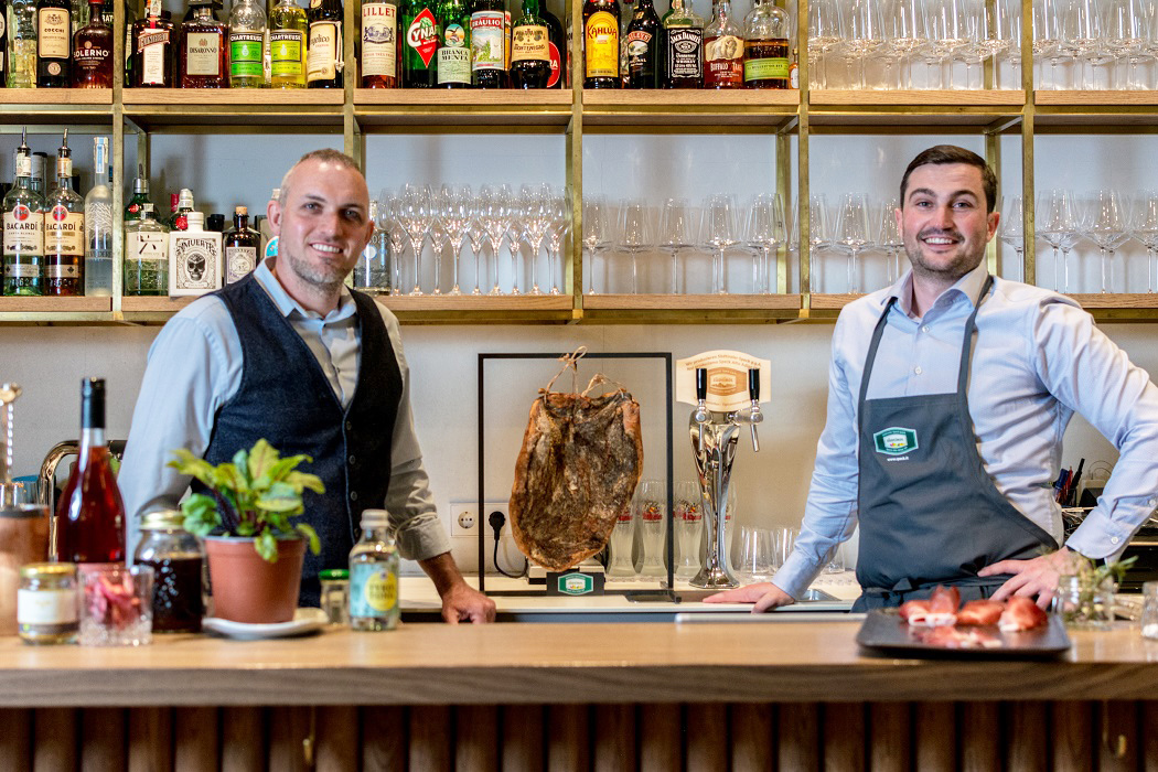 Speck Alto Adige IGP collabora con il barman Stefan Pföstl per l'aperitivo perfetto