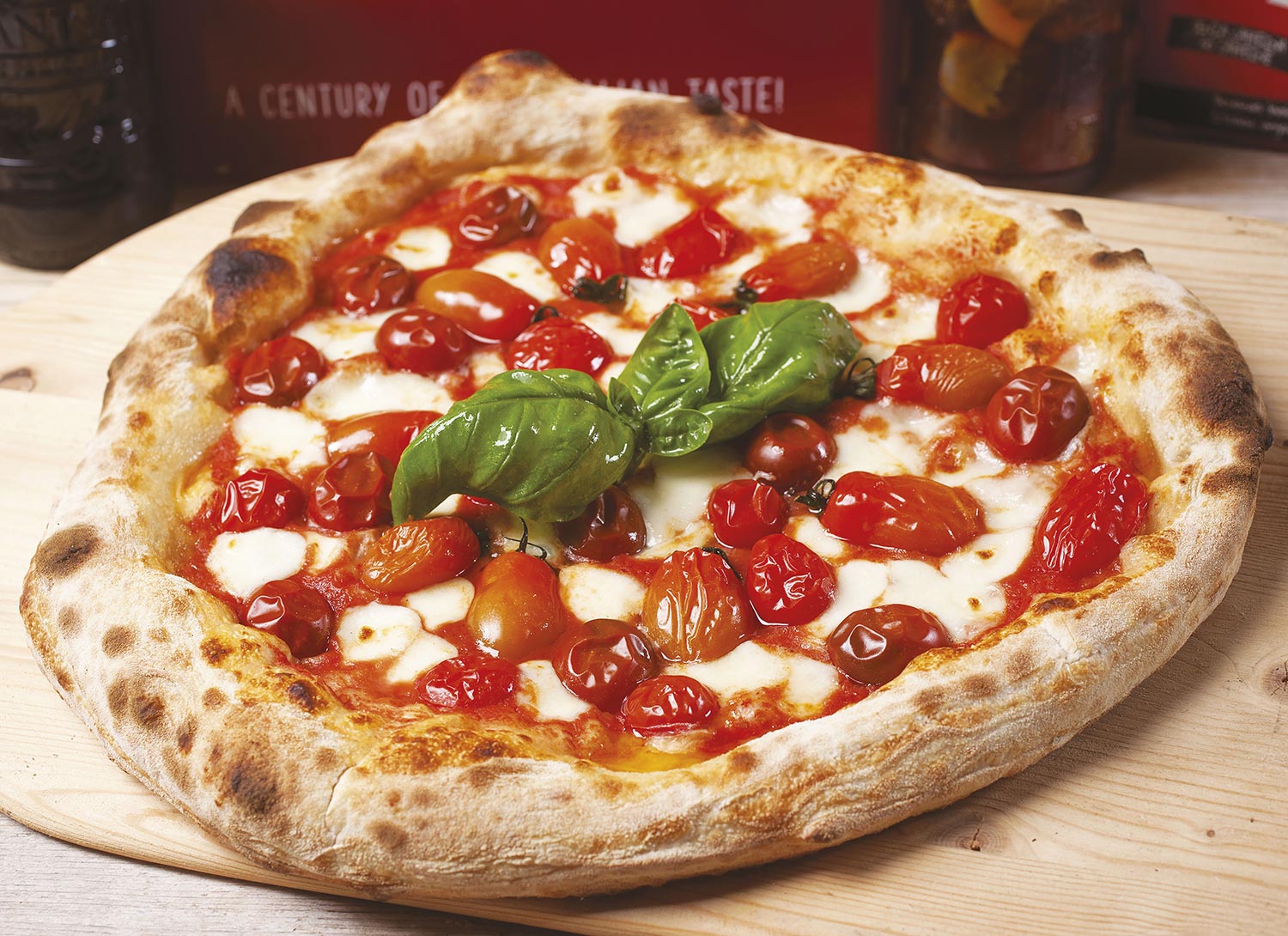 Pizza Pachino con mozzarella, pomodorini, basilico
