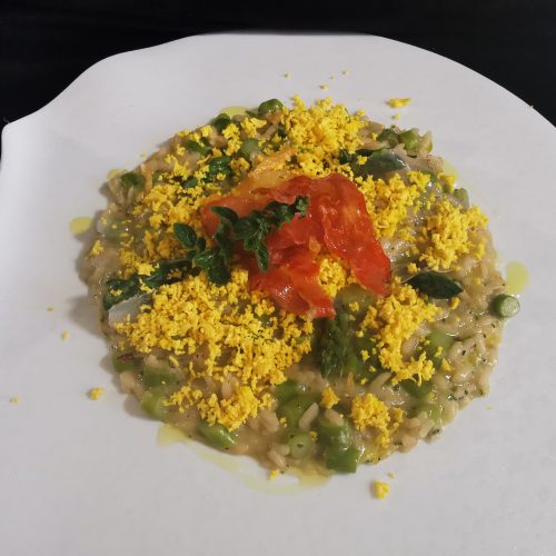 Risotto alle erbe aromatiche, lardo, punte di asparagi e mimosa d’uovo di Maurizio Urso