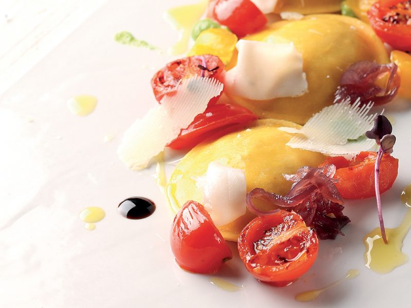 Ravioli con lardo, pomodorini e balsamico: una ricetta dello chef Stefano Rufo della Locanda Belvedere di Rocchetta a Volturno.