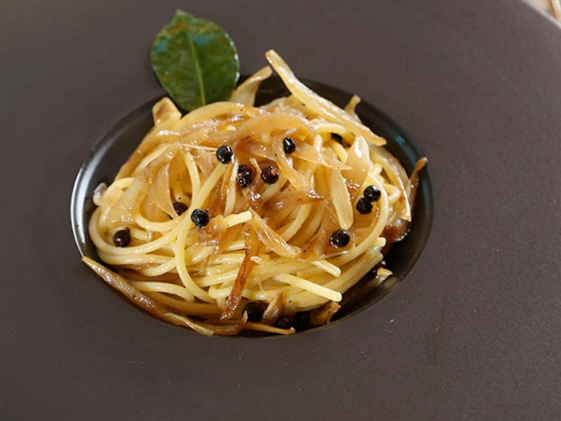 spaghetti-alla-cipolla-dorata
