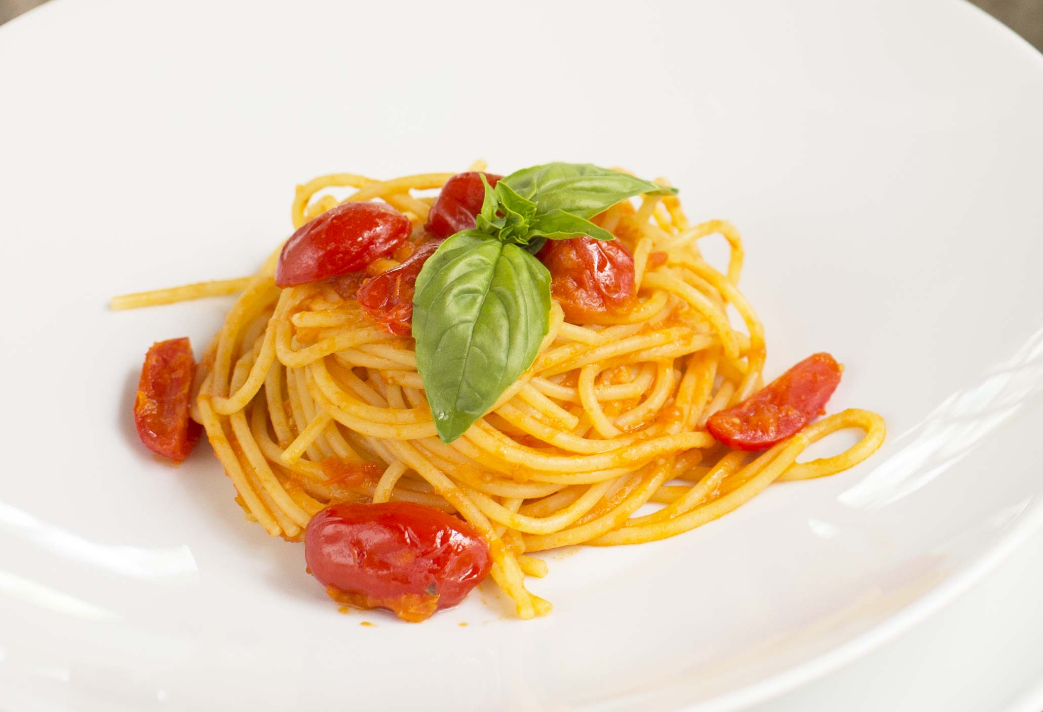 spaghetti al pomodoro per la giornata mondiale della pasta