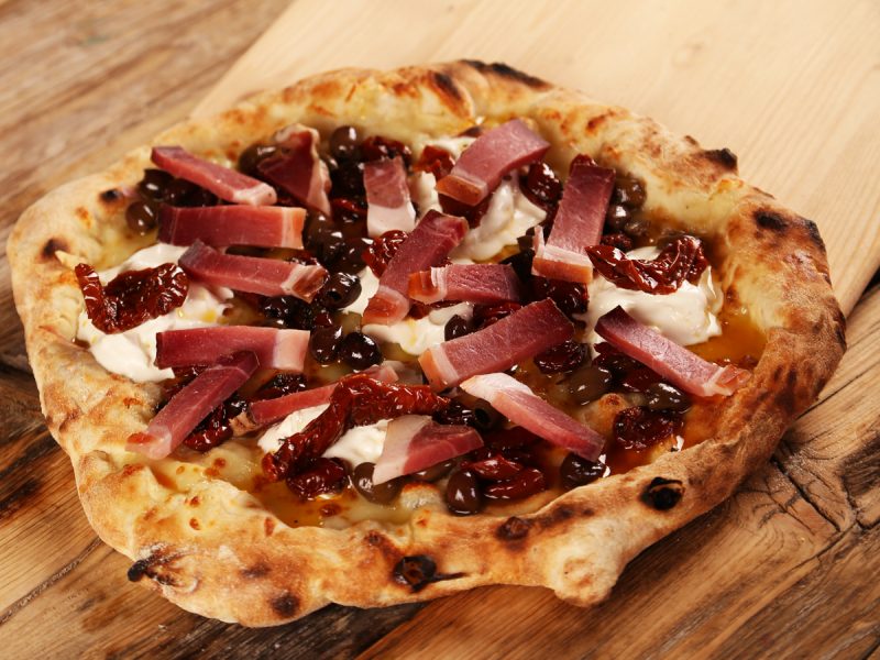 Pizza-gorgonzola-olive-tagiasche-e-speck