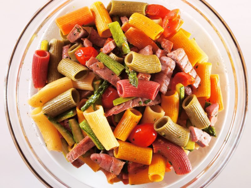 Maccheroni-tricolore-con-tonno-fresco-asparagi-e-pomodorini