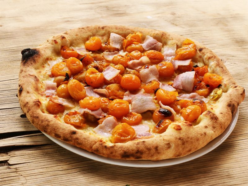 Pizza-con-pomodorini-gialli-e-pancetta-affumicata