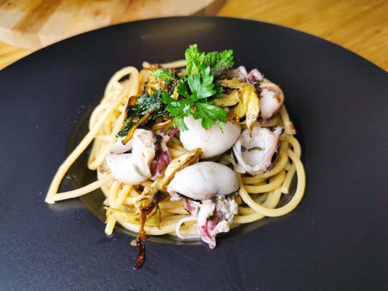 Spaghetti-con-calamari-e-carciofi