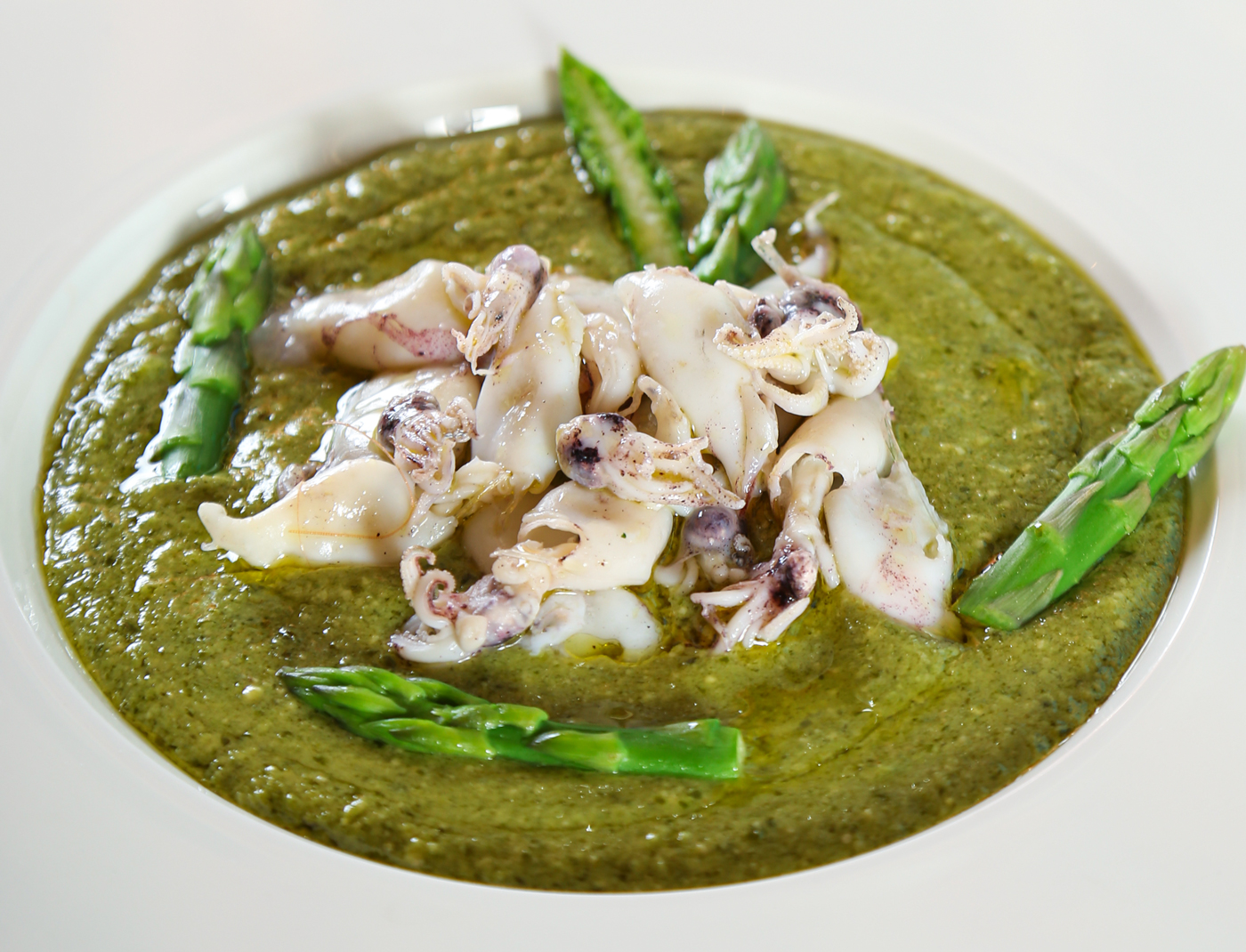 Zuppa-di-asparagi-e-calamaretti