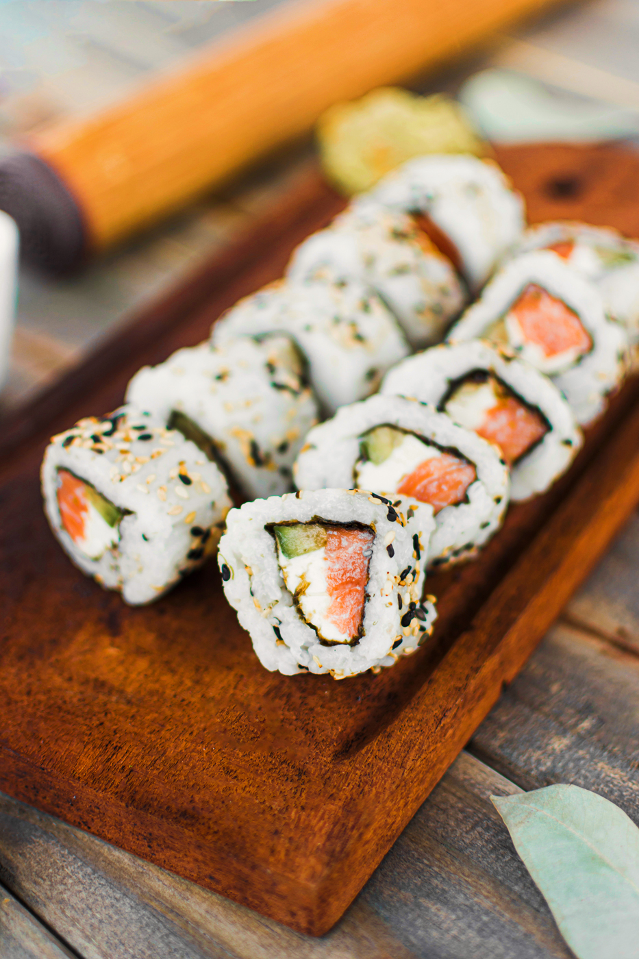 Sushi-fatto-in-casa-uramaki-con-salmoneSushi-fatto-in-casa-uramaki-con-salmone