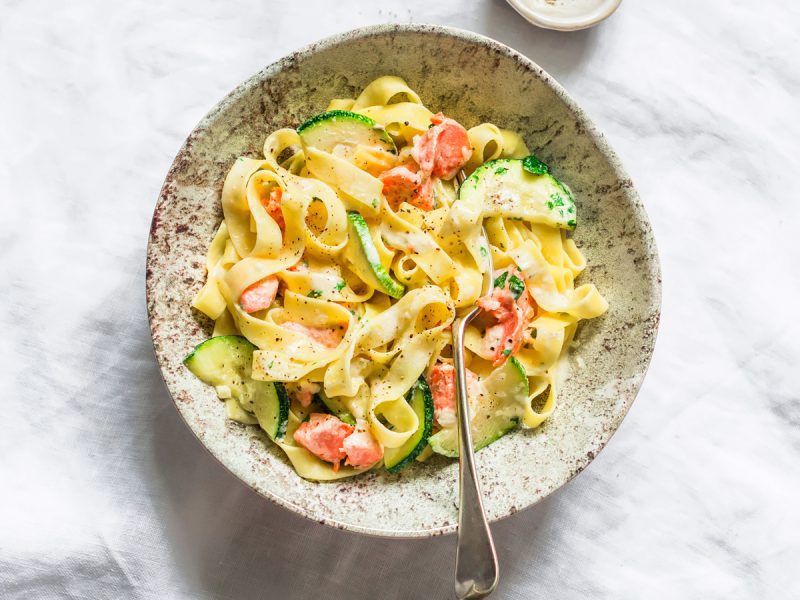 Pasta con zucchine e salmone