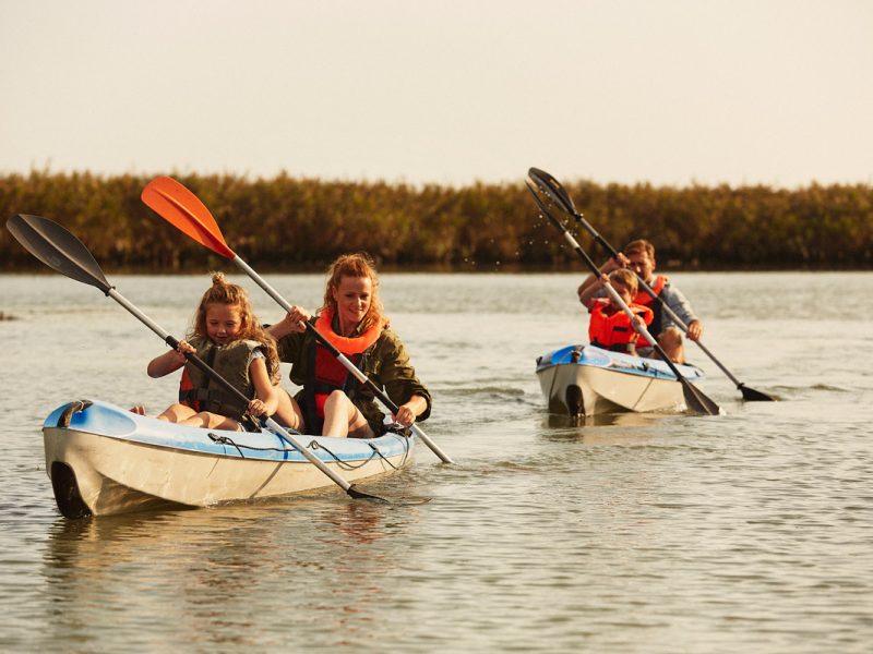 Lignano Sabbiadoro, famiglia in escursione in canoa