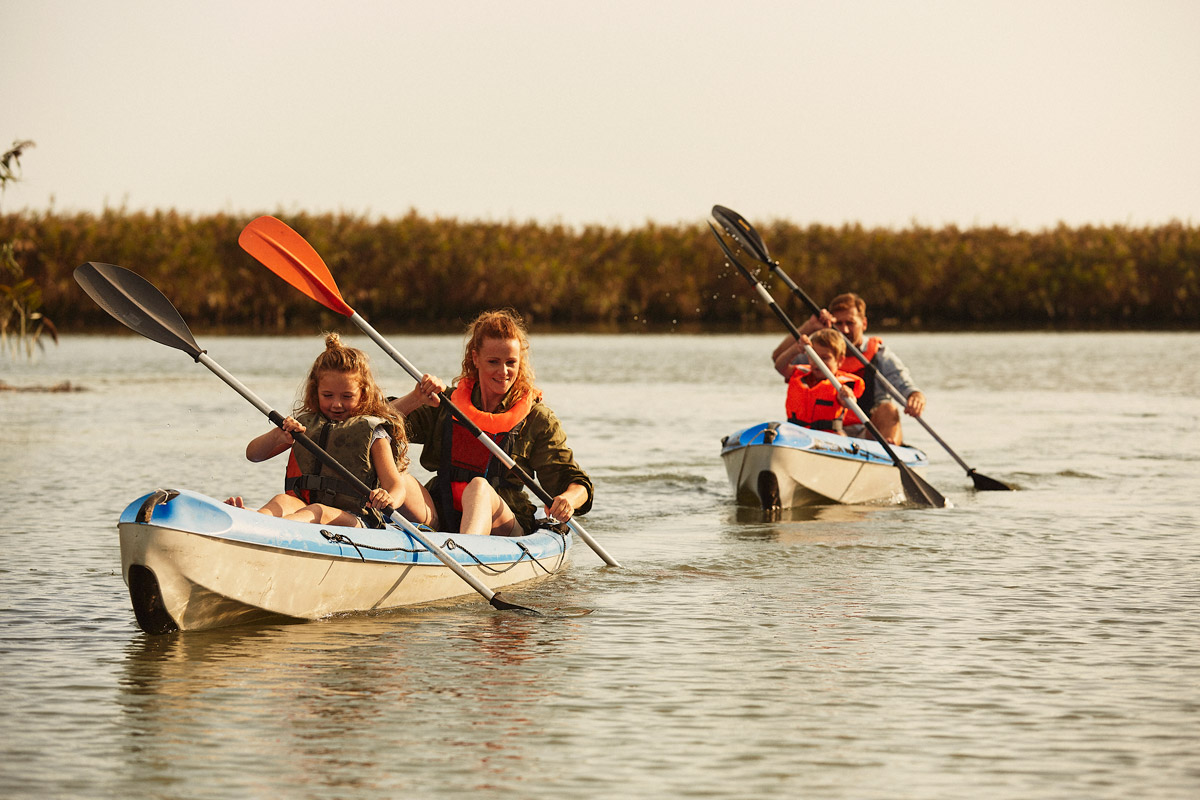 Lignano Sabbiadoro, famiglia in escursione in canoa