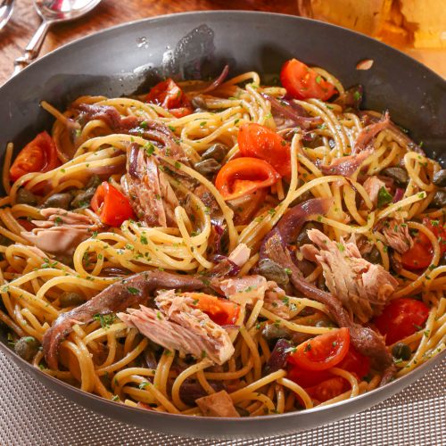 Spaghetti-tonno-cipolla-acciughe-capperi-pomodorini