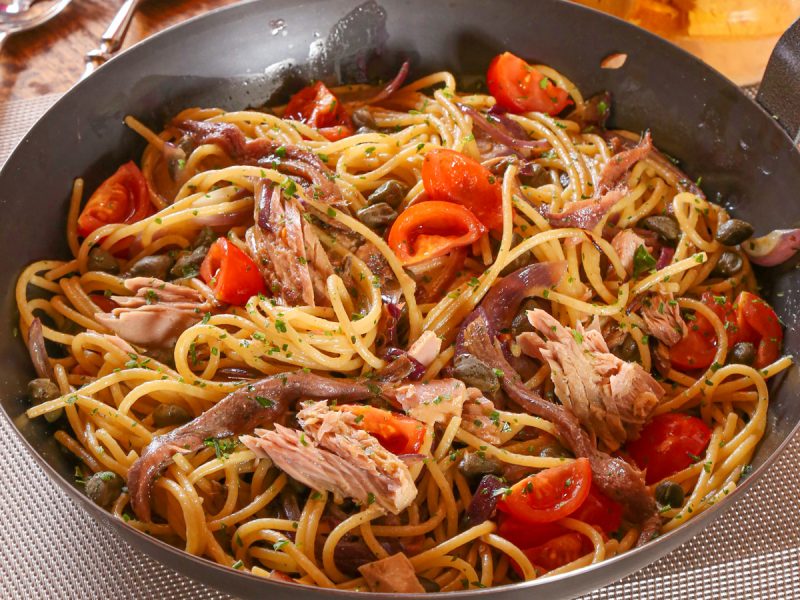 Spaghetti-tonno-cipolla-acciughe-capperi-pomodorini