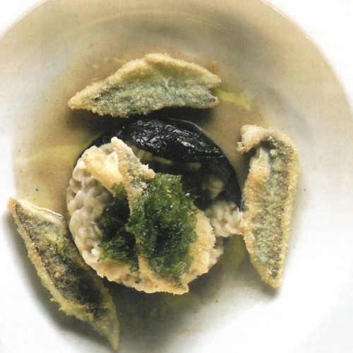 Risotto con le aguglie e alghe con il suo brodetto e filetti croccanti in semola