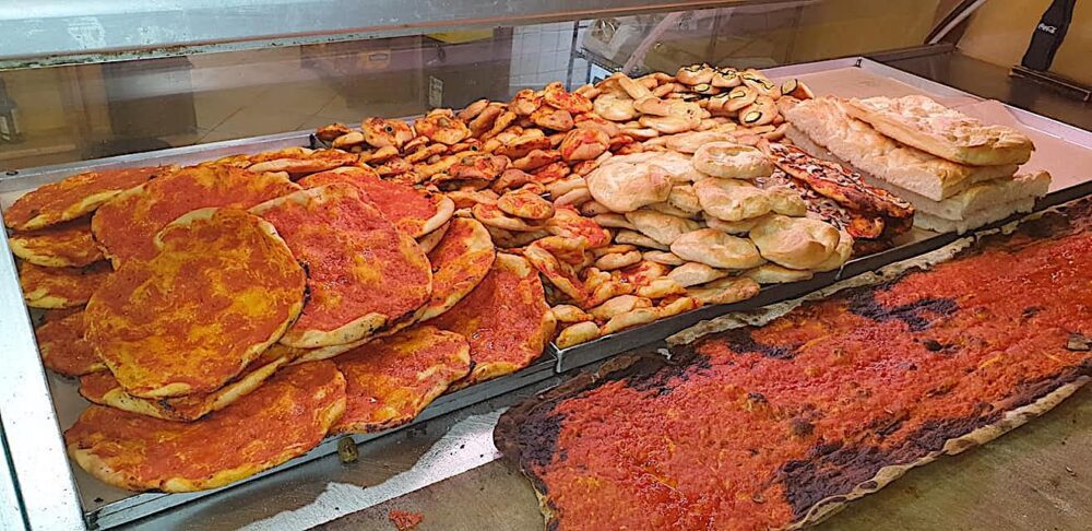 L'Antico Forno Urbanidel è patria della pizza rossa sottile e piena di sugo