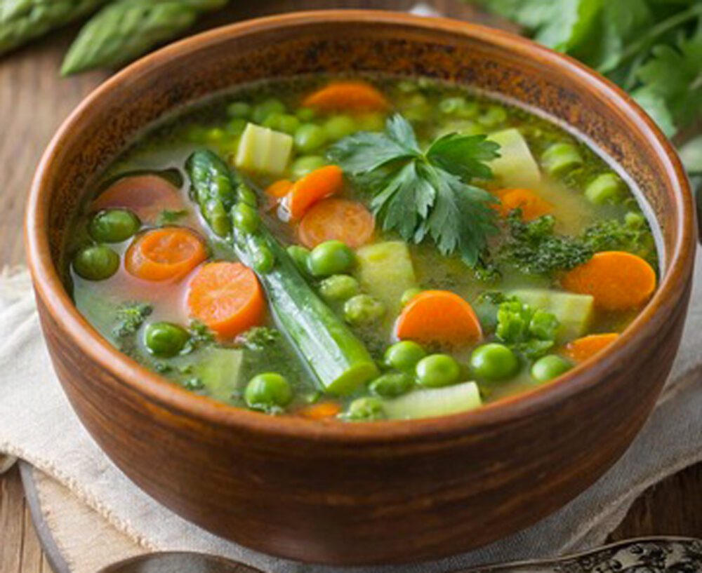 Minestra primaverile con asparagi e verdure