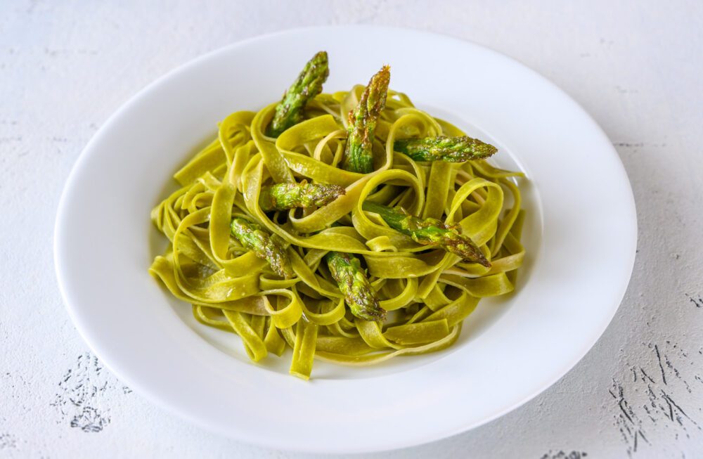 Tagliatelle con asparagi, limone e crema leggera all’uovo