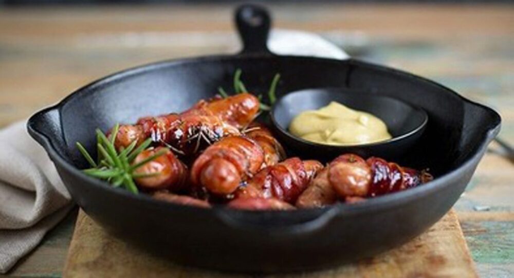 Bocconcini di salsiccia avvolti nella pancetta con salsa alla senape