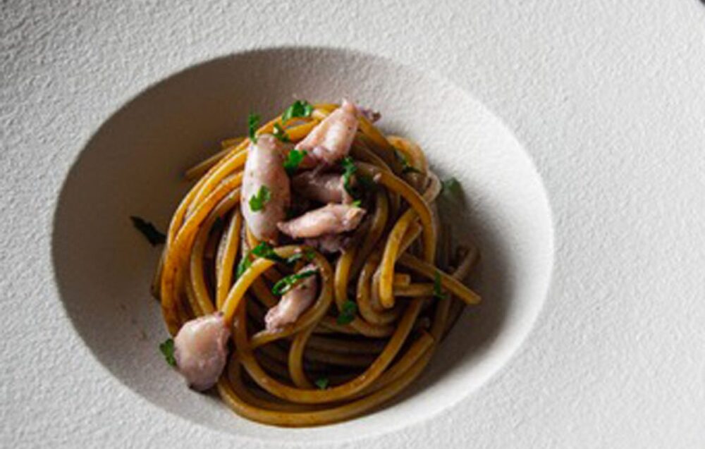 Spaghetti con calamaretti e fondo di crostacei